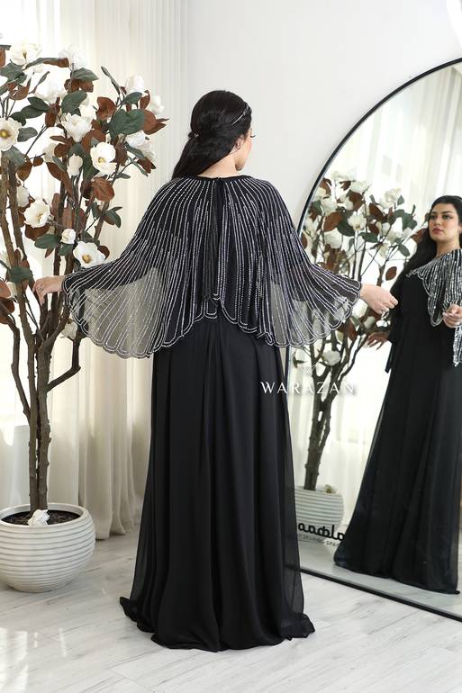 فستان سهرة ناعم بقصة أكمام مميزة 