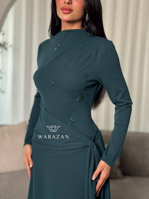 فستان ناعم بتصميم انسيابي أنيق