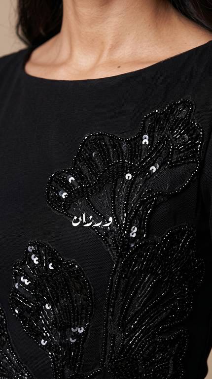 فستان سهرة أسود بتطريز فاخر بأكمام طويلة