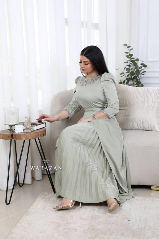 فستان سهرة طويل وناعم كسرات من الأمام