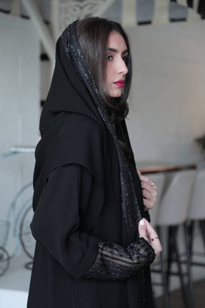 عباية بـ أكمام لمعة