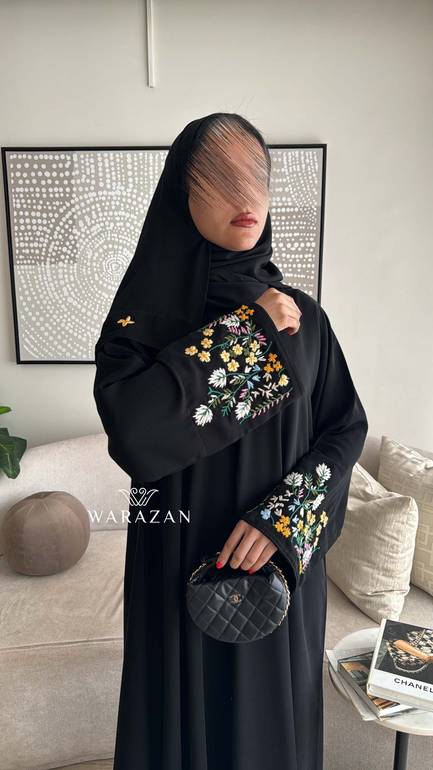 عباية أنيقة بتفاصيل جميلة بتطريز يدوي