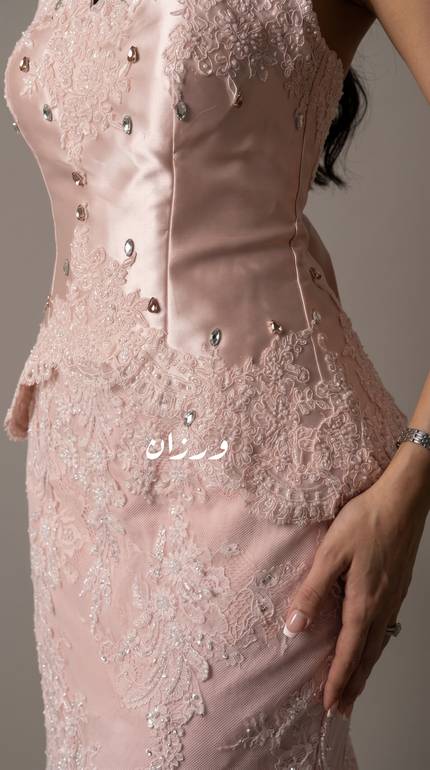 فستان سهرة وردي ميرميد بتطريز دانتيل فاخر