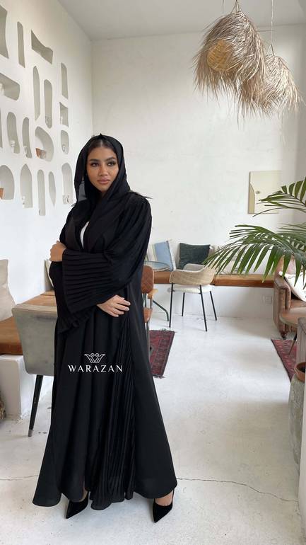 عباية رسمية للدوام بكسرات من الكم والجنب من قماش نيوكريب