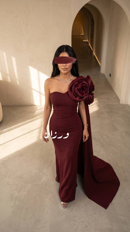 فستان سهرة خمري بوردة كتف فاخرة وكيب انسيابي
