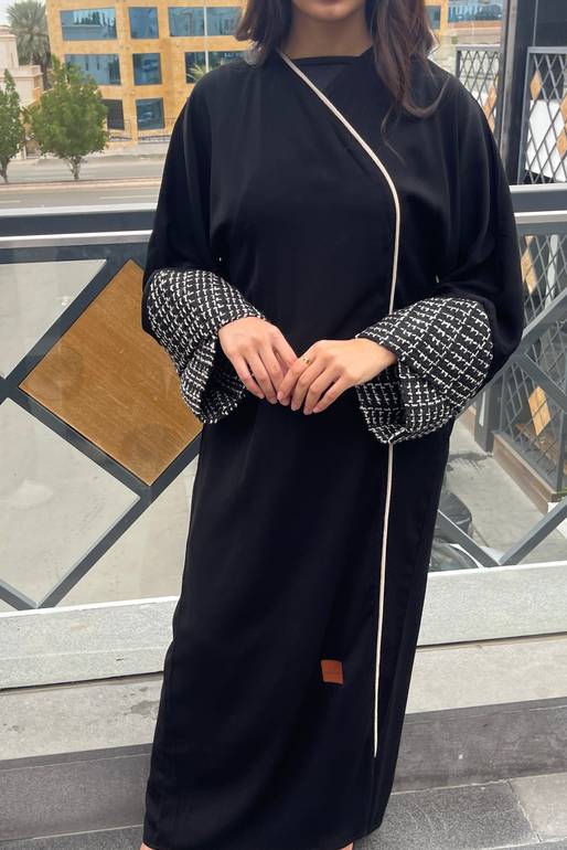 عباية نص بشت بتدخيلة صوف من الأكمام