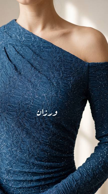 فستان ناعم مجسم بكسرات عند الخصر