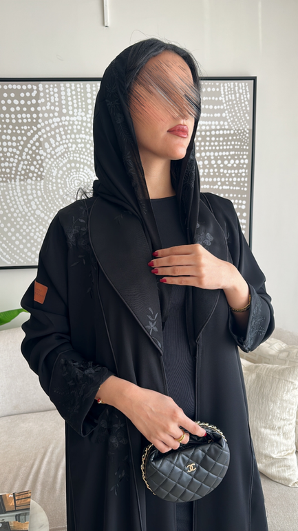 عباية سوداء مشجرة وناعمة