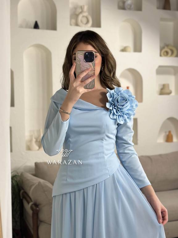 فستان ناعم بتدخيلة وردة من الكتف