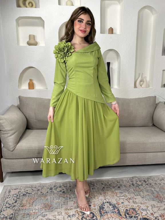 فستان ناعم بتدخيلة وردة من الكتف