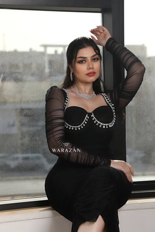فستان سهرة طويل ناعم ماسك بألوان الأسود والبيج