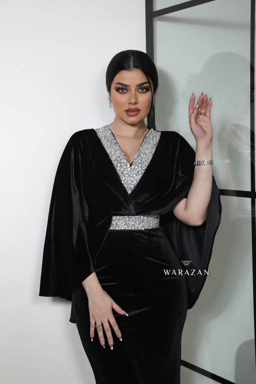 فستان مخمل مميز سترس وأكمام واسعة