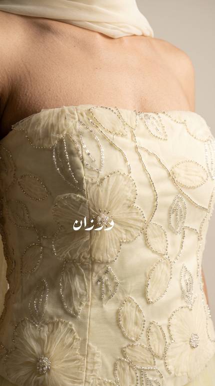 فستان سهرة أنيق بقصة ورد تل وبكسرات مميزة