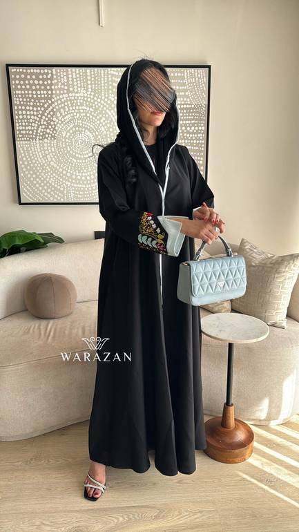عباية سوداء بتطريز يدوي