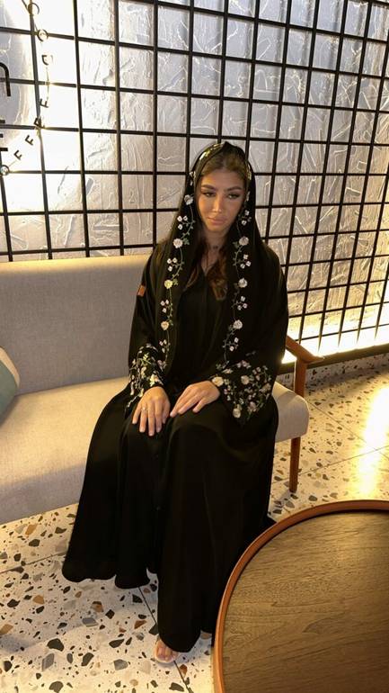 عباية كلوش بتطريز مورد أنيق