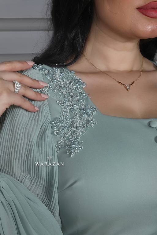 فستان سهرة أنيق ماسك ب ريش و أزرار من الامام وتطريز للمناسبات
