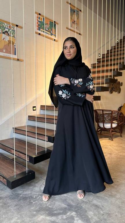 عباية ساترة بتطريز فخم من الكم