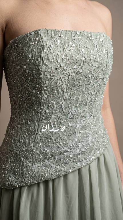 فستان سهرة كورسيه مع شال انسيابي