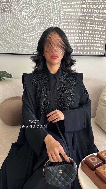 عباية عملية للعيد بشت شك بقصة أكتاف وأكمام مميزة
