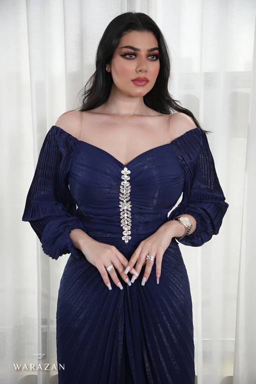فستان سهرة بكسرات وخرز من الأمام
