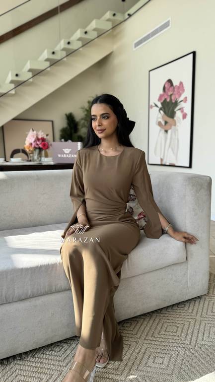 فستان سهرة ناعم بمسكه من الخصر