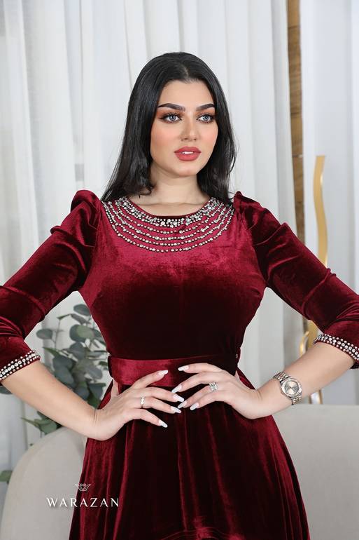 فستان مخمل بتطريز وكسرات