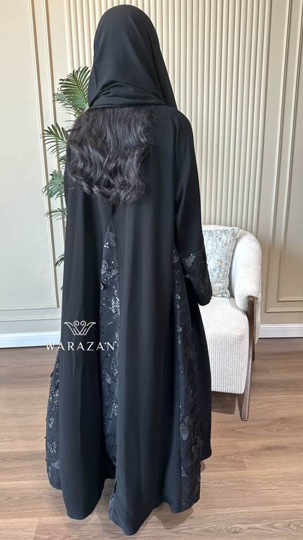 عباية للعيد عملية بتطريز فراشات سوداء