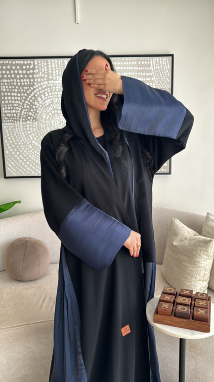 عباية سوداء بأكمام ملونة وكسرات من الجنب
