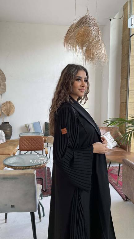 عباية رسمية للدوام بكسرات من الكم والجنب من قماش نيوكريب
