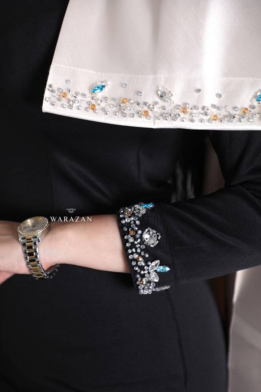 فستان سهرة طويل أسود ماسك مع شال أبيض