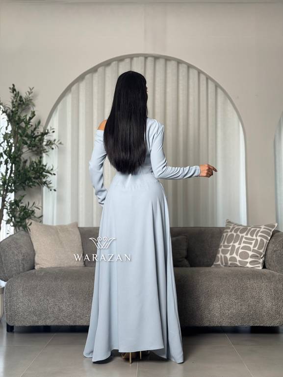 فستان بتصميم ناعم مزين بإبزيم ذهبي
