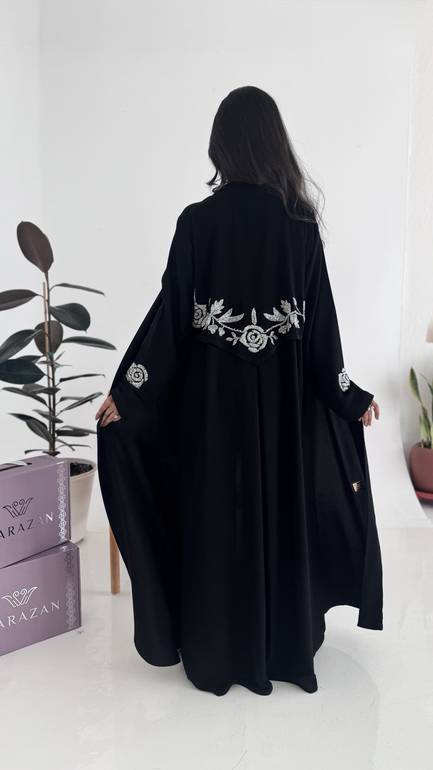 عباية بتطريز ورود من الخلف 