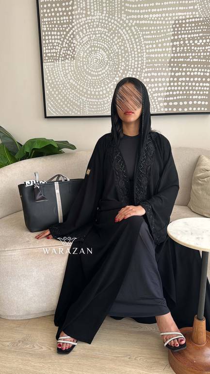عباية عملية للعيد بتطريز على الصدر والأكمام
