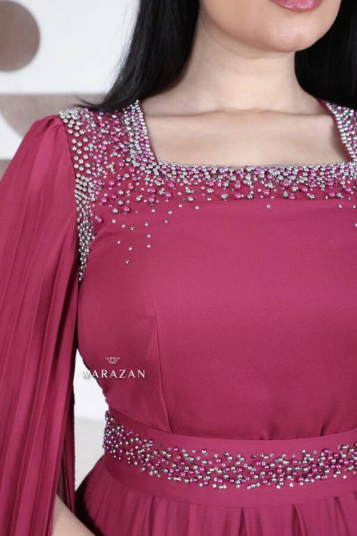فستان سهرة ناعم بليسيه تطريز