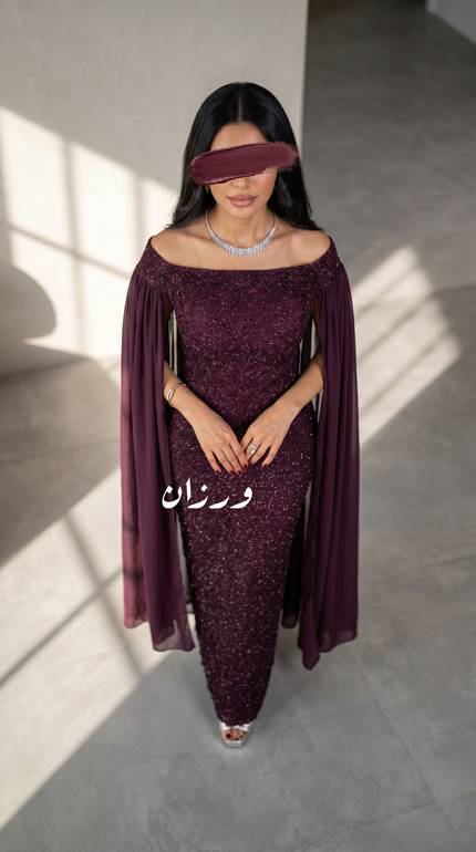 فستان سهرة خمري مع وشاح  ناعم  