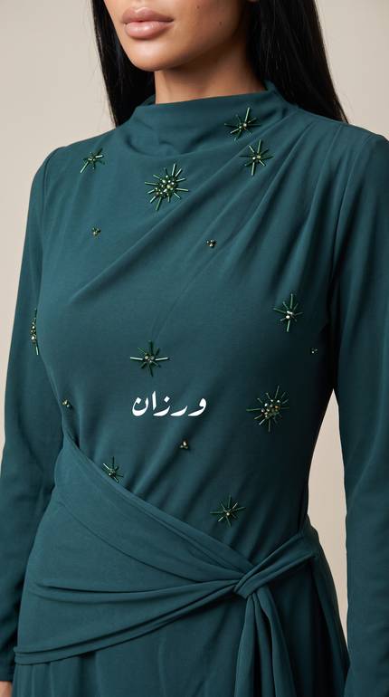 فستان ناعم بتصميم انسيابي أنيق
