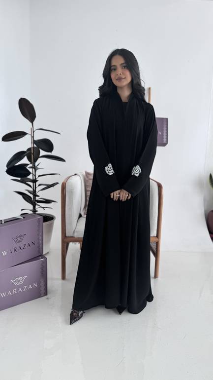عباية بتطريز ورود من الخلف 