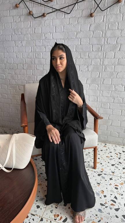 عباية ساترة عملية بتطريز اسود لأيام العيد والدوام