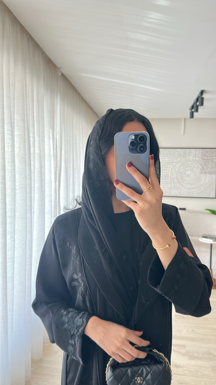 عباية سوداء مشجرة وناعمة