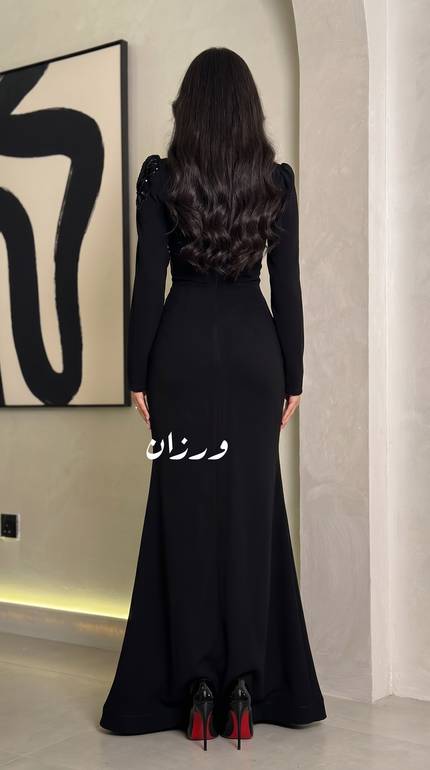 فستان سهرة أسود بتطريز فاخر بأكمام طويلة