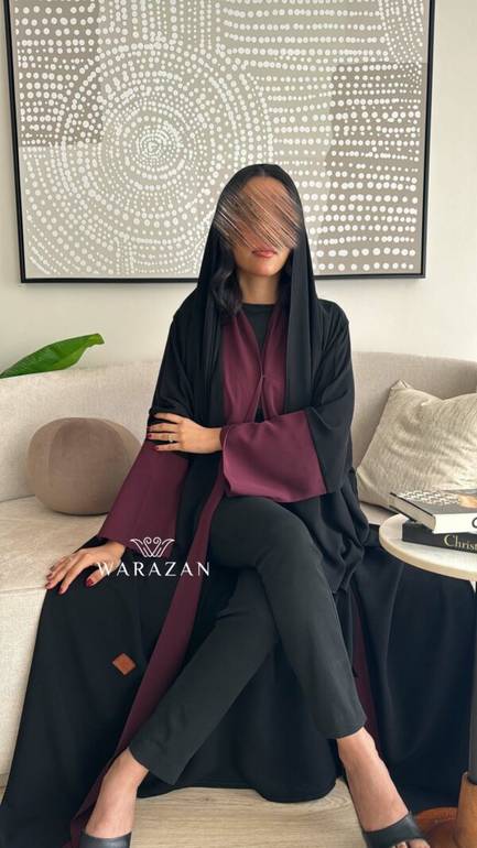 عباية سوداء بكم ملون