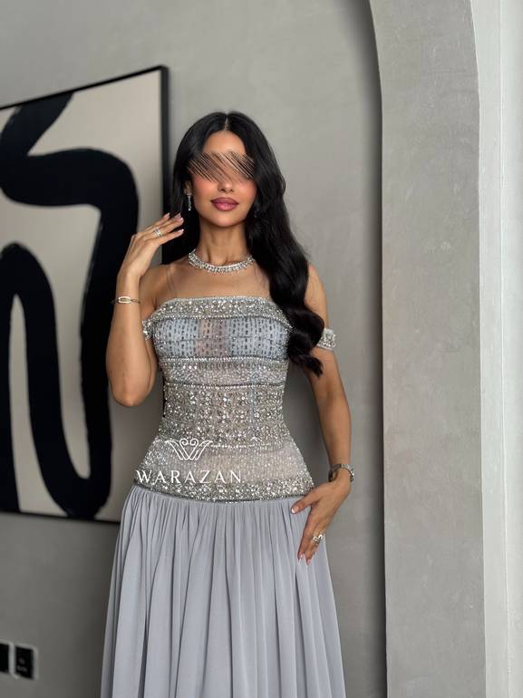 فستان سهرة بتصميم أنثوي وتطريز فاخر