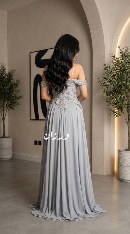فستان سهرة رمادي بتطريز يدوي أنيق