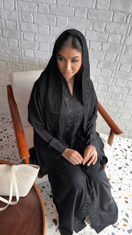 عباية ساترة عملية بتطريز اسود لأيام العيد والدوام