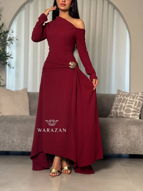 فستان بتصميم ناعم مزين بإبزيم ذهبي