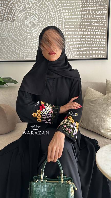 عباية عملية بتطريز يدوي على الأكمام للعيد