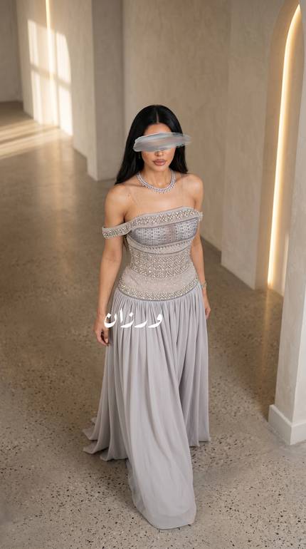 فستان سهرة بتصميم أنثوي وتطريز فاخر
