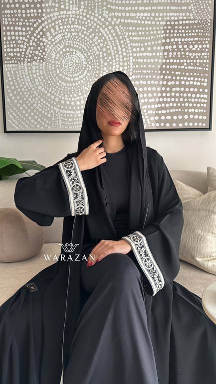 عباية سوداء بكلفة 