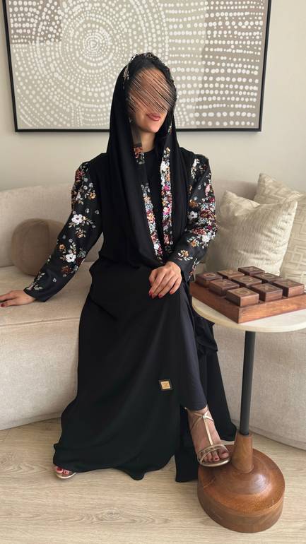 عباية ب أكمام مشجرة بألوان العيد 