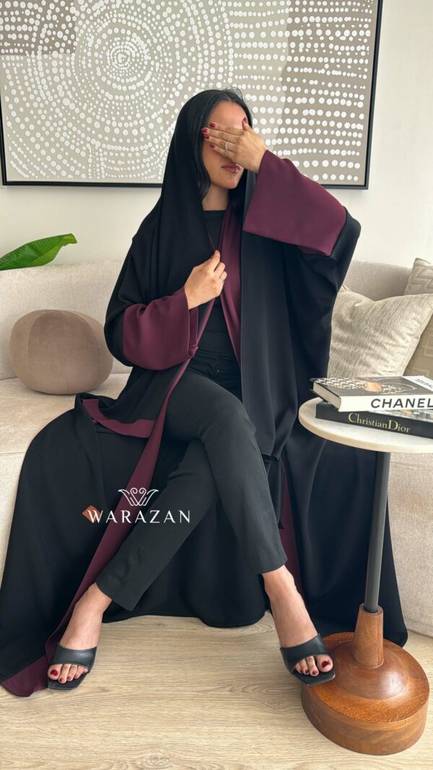 عباية سوداء بكم ملون